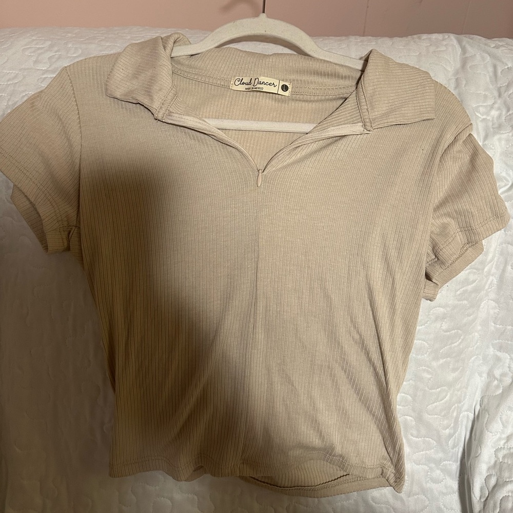 Cream colored top with zipper size L